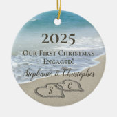 2026 Eerste kerst geëngageerd strand hartelijk ini Keramisch Ornament (Voorkant)