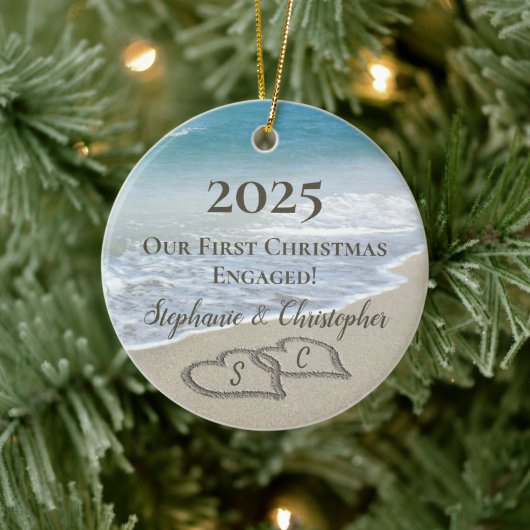 2026 Eerste kerst geëngageerd strand harten initia Keramisch Ornament (Boom)