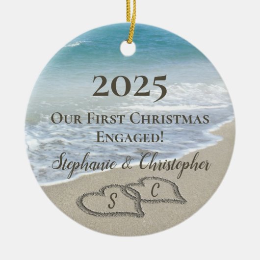 2026 First Christmas Engaged Beach Hearts Initials Keramisch Ornament (Voorkant)