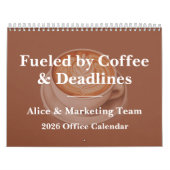 2026 Funny Office Coffee Chaos Kalender (Hoes)
