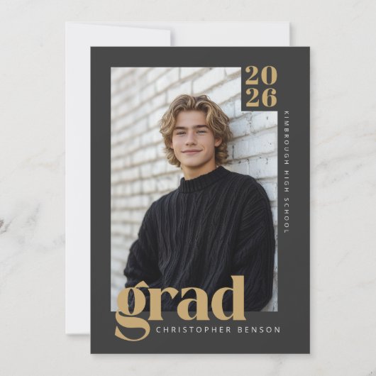 2026 Modern Charcoal & Warm Gold Graduation Kaart (Voorkant)