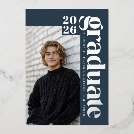 2026 Modern Graduate Blue Photo Graduation Silver Folie Uitnodiging (Voorkant)