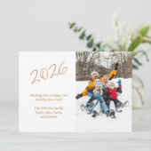 2026 Nieuwjaar Familiefoto Gouden Typografie Feestdagenkaart (Staand voorkant)