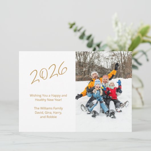 2026 Nieuwjaar Familiefoto Gouden Typografie Feestdagenkaart (Staand voorkant)