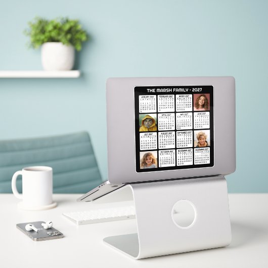 2027 Kalender met 4 foto's Sticker (Laptop op bureau)