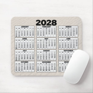2028 Kalender met strandzand achtergrond Muismat