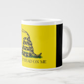 20 oz. koffiekop met Gadsden-vlag - Trap niet op m Grote Koffiekop (Voorkant rechts)