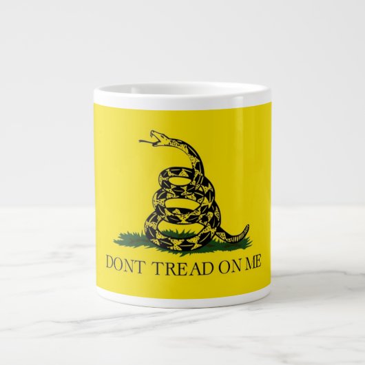 20 oz. koffiekop met Gadsden-vlag - Trap niet op m Grote Koffiekop (Voorkant)