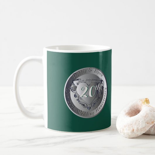 20e bruiloft Jubileum Emerald 2Heart Medallion Koffiemok (Met donut)