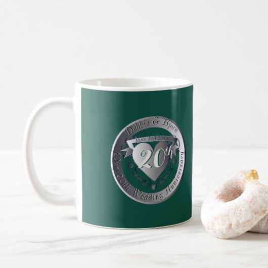 20e bruiloft Jubileum Emerald 2Heart Medallion Koffiemok (Met donut)