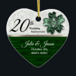 20e Emerald Green Jewel Keramisch Ornament<br><div class="desc">Jubileum Ornament in een prachtige 20e Emerald Green Floral Jewel Wedding Jubileum Design, het perfecte cadeau voor de huwelijksfeestdag van twintig jaar. ⭐ Dit product is 100% . Grafiek en/of tekst kunnen worden toegevoegd, verwijderd, verplaatst, aangepast, omringd, geroteerd, enz. 99% van mijn design in mijn winkel worden in lagen gedaan....</div>