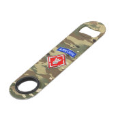 20e Geniebrigade Speed Flessenopener (Voorkant Gekanteld)
