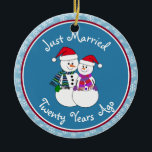 20e Jubileum Gift Fun Snow Paar Kerst Keramisch Ornament<br><div class="desc">Ons feestelijke sneeuwkoppel is gekleed voor koud weer in hun pattereerde sjaals, coördinerende wanten en rode kerstmuts. Leuke "Just Married"-boodschap, ongeacht hoe lang je familie of vrienden zijn getrouwd. Voeg hun namen en de datum van het jubileumjaar toe om een perfecte herinnering te maken die het jubileumpaar nog jaren zal...</div>