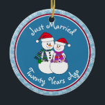 20e Jubileum Gift Fun Snow Paar Kerst Keramisch Ornament<br><div class="desc">Ons feestelijke sneeuwkoppel is gekleed voor koud weer in hun pattereerde sjaals, coördinerende wanten en rode kerstmuts. Leuke "Just Married"-boodschap, ongeacht hoe lang je familie of vrienden zijn getrouwd. Voeg hun namen en de datum van het jubileumjaar toe om een perfecte herinnering te maken die het jubileumpaar nog jaren zal...</div>