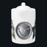 20e Jubileum voor bruiloft Platinum 2 Star-foto's Theepot<br><div class="desc">Iedereen verdient een hartembleem om zijn mijlpalen te markeren... en voor je 20ste trouwdag is het niet anders om te accepteren dat je twee decennia een platina hebt bereikt! Dus heb ik een metaal-achtig medaillon en sterrenlijsten ontworpen voor dat. Ik ben ook beschikbaar voor elke aanpassing of aangepaste illustratie die...</div>
