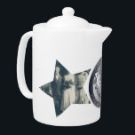 20e Jubileum voor bruiloft Platinum 2 Star-foto's Theepot<br><div class="desc">Iedereen verdient een hart embleem om hun mijlpalen te markeren en voor uw 20e trouwdag is het niet anders accepteren dat je een platina twee decennia hebt bereikt! Daar heb ik dus een metalen afbeelding voor ontworpen. Ik ben ook beschikbaar voor elke aanpassing of aangepaste illustratie die speciaal voor u...</div>