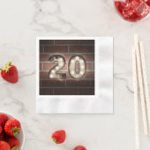 20e verjaardag marquee bord op bakstenen muur servetten (Insitu)