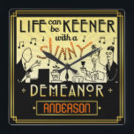 20s Retro Art Deco Sunny Demeanor Custom Name Vierkante Klok<br><div class="desc">Dit Roaring-Twenties-geïnspireerde ontwerp is gemaakt in de Art Deco-stijl. De twee mannen en een vrouw in het ontwerp verschenen oorspronkelijk in een echte kandlestick advertentie uit de jaren 20 in een krant. Hier worden ze gemaakt tot muzikanten en partijgoers. Het man aan de linkerkant speelt piano en de vrouw tikt...</div>
