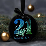 21. en Legal Blue Green Ombre 21st Birthday Party Keramisch Ornament<br><div class="desc">21 zijn en eindelijk legaal zijn is een enorme mijlpaal! Dit glam grunge-geïnspireerde "21 en Juridische"verjaardagsthema kenmerkt een faux glitter met manuscriptbekleding voor de perfecte manier om het evenement te vieren en te memoriseren. Ga voor aanpassingen of andere kleuren naar JustFharryn @ Zazzle.com of neem contact op met de ontwerper...</div>