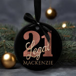 21. en Legal Roos Gold 21st Birthday Party Name Keramisch Ornament<br><div class="desc">21 zijn en eindelijk legaal zijn is een enorme mijlpaal! Dit glam grunge-geïnspireerde "21 en Juridische"verjaardagsthema kenmerkt een faux glitter met manuscriptbekleding voor de perfecte manier om het evenement te vieren en te memoriseren. Ga voor aanpassingen of andere kleuren naar JustFharryn @ Zazzle.com of neem contact op met de ontwerper...</div>