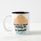 21 is Sweet Birthday T-shirts en cadeautjes Tweekleurige Koffiemok (Links)