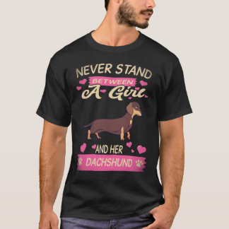 21 Sta nooit tussen een meisje en haar Dachshund T-shirt
