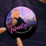 21e Verjaardag aangepaste foto paarse roze zwart Ronde Button 3,2 Cm<br><div class="desc">Eenentwintig paarse tot roze script tekst foto partij pin knop badge. Personaliseer deze 21e verjaardagsfeestscript foto verjaardagsknop met je eigen naam voor verjaardagsmeisjes en een foto van je verjaardagsmeisje. Andere jaren en overeenkomende items zijn beschikbaar en kunnen op verzoek worden aangemaakt. © Origineel ontwerp van Sarah Trett voor www.mylittleeden.com op...</div>
