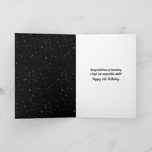 21e verjaardag bier en sparkler op zwart kaart (Binnen)