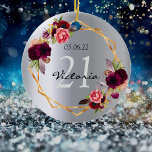 21e verjaardag bloem zilvermonogram keramisch ornament<br><div class="desc">Een 21ste verjaardagsornament met sjablonen voor een naam, een datum, en een leeftijd van 21. Trendy bohemian boho style. Verkleurd met waterkleurige rozen in de Bourgogne en roze. Glamoureus, glanzend zilveren metalen achtergrond op zowel voor- als achterzijde. Een vals goud geometrisch lijst. Perfect zowel als een verjaardagscadeau, als een feestbejaardenversiering....</div>