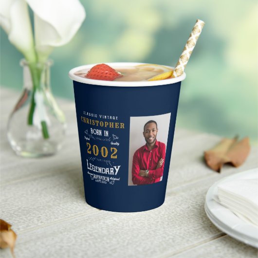21e verjaardag Geboren in 2002 Fotosjabloon Legend Papieren Bekers (Insitu)