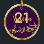 21e verjaardag paarse gouden muzieknoten naam keramisch ornament<br><div class="desc">Elegant,  chic en girale paarse achtergrond met faux gouden muzieknoten voor een 21e verjaardag feest. Met een faux goud lijst. Sjablonen voor leeftijd en naam. De naam wordt geschreven in een handgeschreven stijlmanuscript. Gouden letters en cijfers. Geweldig als een verjaardagscadeau of een keepslag.</div>
