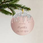 21e verjaardag roos goud glitter roze 21 zilver keramisch ornament<br><div class="desc">Een ornament voor een meisje en glamoureus 21ste verjaardag. Een faux roos gouden achtergrond met een elegant roos gouden faux zilveren glitterdruppels, verfdruppelend uiterlijk. Een naam, datum en leeftijd van 21 jaar personaliseren en toevoegen. De naam wordt geschreven in donker roos goud met een modern handgeschreven stijlmanuscript. Perfect als feestdecoratie,...</div>