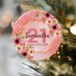 21e verjaardag roze floralen gouden geometrische n keramisch ornament<br><div class="desc">Een trendy versiering voor een 21e verjaardag, als een gunst, een gift of een keepslag. Met een vals goud hexagon geometrisch vormig lijst. Verkleurd met waterkleurige dahlia-bloemen in roze, crème en koraal. Leven van koraal met polka-punten als achtergrond. Sjablonen voor een naam, leeftijd 21 en een datum. Geboortedatum of -datum...</div>