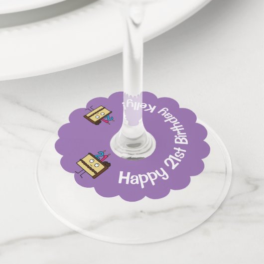 21e verjaardag taart met kaarsen chocolade ijsjes wijnglaslabel (Dichtbij)