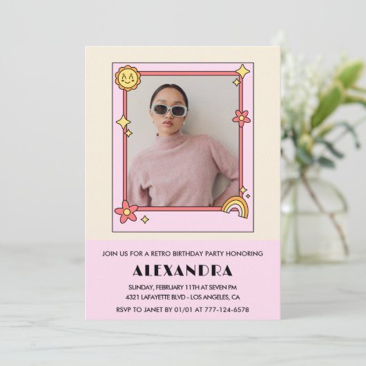 21e verjaardag uitnodiging Retro Groovy Pink Flowe (Staand voorkant)