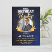 21e verjaardag uitnodigingen Mannen Badge Foto Gou (Staand voorkant)