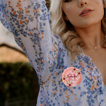 21e verjaardag van het koraal goudbloemen ronde button 3,2 cm<br><div class="desc">Een trendy knoop voor een 21ste verjaardagsfeest. Met een vals goud hexagon geometrisch vormig lijst. Verkleurd met waterkleurige dahlia-bloemen in roze,  crème en koraal. Leven van koraal met polka-punten als achtergrond. Sjablonen voor een naam,  leeftijd 21 en een datum. Geboortedatum of -datum van de partij. Bourgogne en koraalkleurige letters.</div>