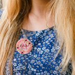 21e verjaardag van het koraal goudbloemen ronde button 3,2 cm<br><div class="desc">Een trendy knoop voor een 21ste verjaardagsfeest. Met een vals goud hexagon geometrisch vormig lijst. Verkleurd met waterkleurige dahlia-bloemen in roze,  crème en koraal. Leven van koraal met polka-punten als achtergrond. Sjablonen voor een naam,  leeftijd 21 en een datum. Geboortedatum of -datum van de partij. Bourgogne en koraalkleurige letters.</div>