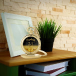 21e verjaardag zwarte gouden naam boogelegant zakhorloge<br><div class="desc">Elegant,  klassiek,  glamoureus en vrouwelijk. Een faux goud gekleurde strik en lint,  een beetje bling en luxe voor een verjaardagscadeau of souvenir. Zwarte achtergrond. Sjablonen voor haar naam en de leeftijd van 21. De naam is geschreven met een modern handgeschreven stijlschrift.</div>