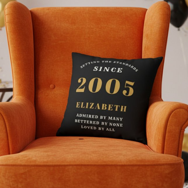 21e verjaardagscadeau gepersonaliseerd 2005 Zwart  Kussen (2005 throw pillow in an orange chair)