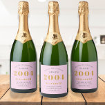21st Birthday Born 2004 Naam toevoegen Pink Grey Sparkling Wijnetiket<br><div class="desc">Gepersonaliseerde Verjaardag voeg jouw naam en jaar mousserende wijn label toe. Bewerk de naam en het jaar met de sjabloon. Een prachtig custom roze verjaardagsfeestje item. Meer geschenken en feestartikelen zijn verkrijgbaar met het ontwerp "normen stellen" in de winkel.</div>