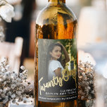 21st Birthday fotoscript gouden effect 21 sleutel Wijn Etiket<br><div class="desc">Eenentwintig vet gouden stijl effect script tekst op zwarte wijn of drink label. Personaliseer dit 21e verjaardagsfeest scriptlabels met een foto van uw verjaardagsmeisje of -jongen, naam en drink of wijnbeschrijving of bericht. Ideaal voor uw feesttafels of om cadeau te geven aan een verjaardagsmeisje of -jongen, of om te gebruiken...</div>