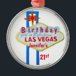 21st Birthday Las Vegas Pendant Metalen Ornament<br><div class="desc">Een speciale verjaardagsherinnering met het beroemde welkom in het geweldige Las Vegas-teken. Maak een lint of ketting vast en creëer een leuke hanger voor een leuk verjaardagsfeest in Las Vegas. Hier getoond voor een 21e viering.</div>