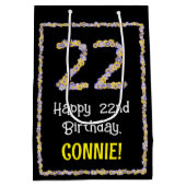22e verjaardag: Floral Flowers Number, Custom Name Medium Cadeauzakje (Achterkant)