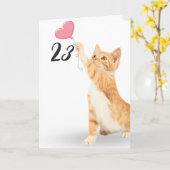 23e verjaardag tabby kat met hartballon kaart (Gele Bloem)