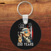 250 Jaar Amerika 1776 2026 Grappig Washington 4e  Sleutelhanger (Voorkant)