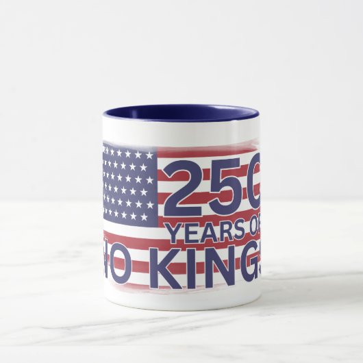 250 jaar No Kings Amerikaanse vlag Mok (Midden)