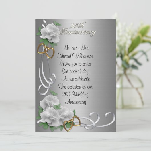 25 Jubileum uitnodiging witte rozen zilversatin (Staand voorkant)