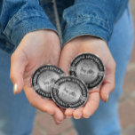 25e bruiloft Jubileum-bruiloft Paard en vervoer Ronde Button 6,0 Cm<br><div class="desc">Glamoureus elegant bord ter herdenking van 25 bruiloft. Zwart en zilver met diamanten accenten. Het paard van de bruiloft en de wagen in zwart-zilver grijs.  tekst. Het sprookje gaat door.</div>