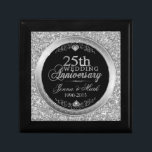 25e bruiloft Jubileum Glitter & Silver Design Cadeaudoosje<br><div class="desc">Elegant afbeelding van wit glitter & Metallic zilver,  25e bruiloft universiteit aanpasbare sjabloon.</div>